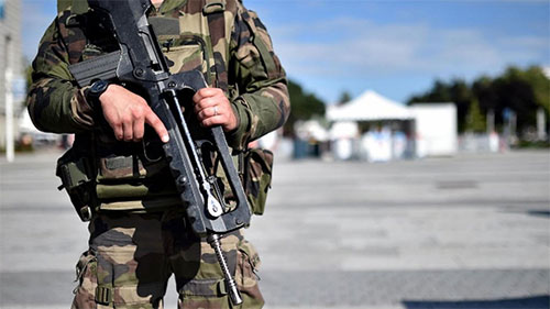 Un hombre intenta atropellar a militares en Francia